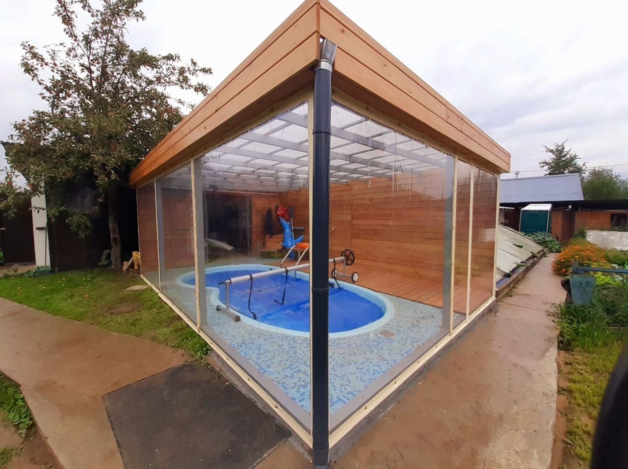 Прозрачные шторы ПВХ вокруг бассейна в Велиже